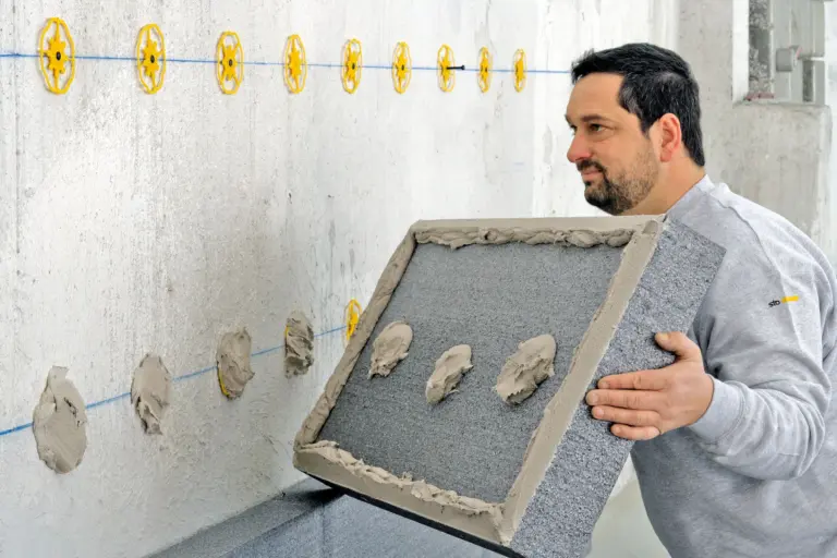 Postavljanje izolacijske ploče na zid.