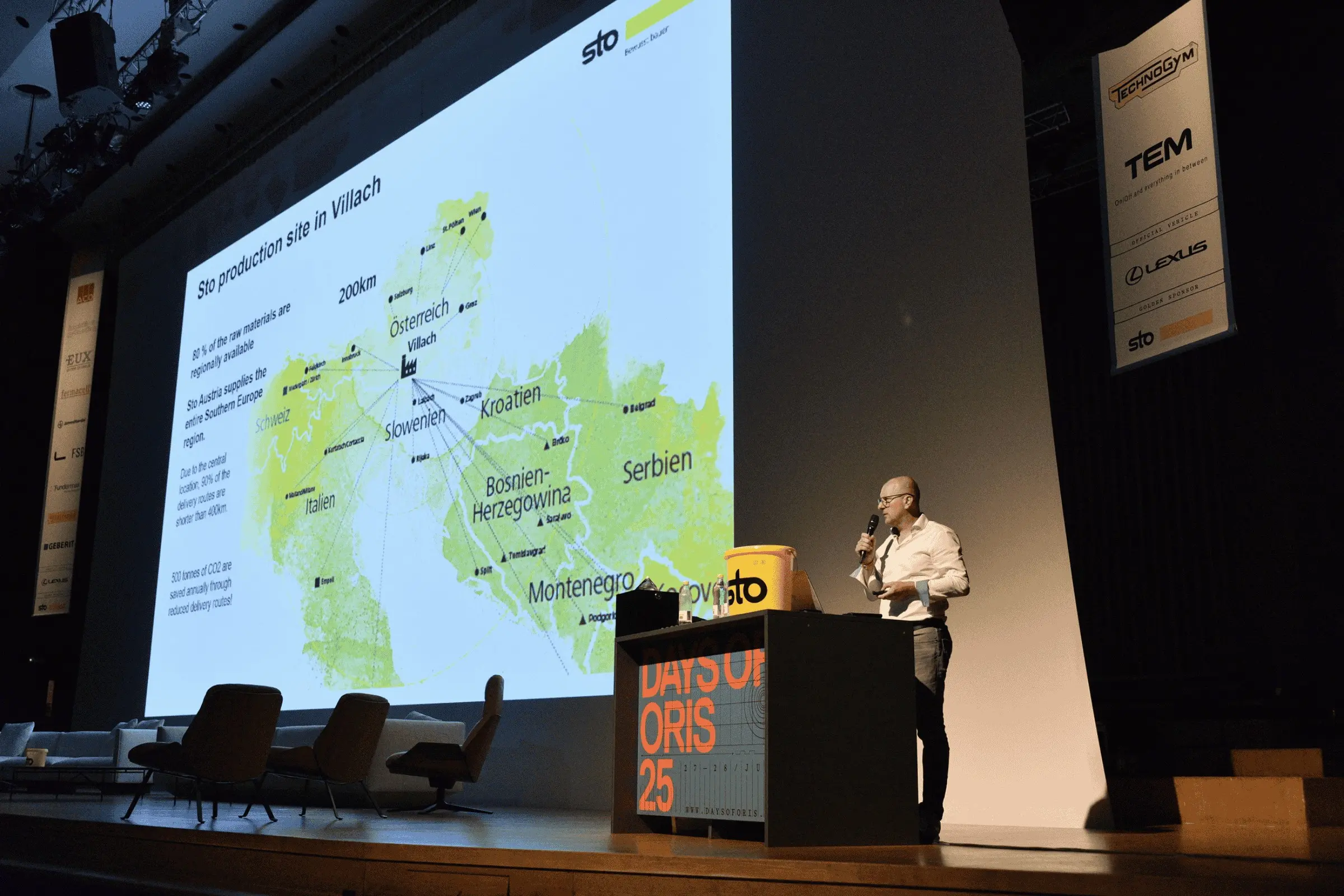 Govornik prikazuje Sto kartu opskrbe na Days of Oris 25.