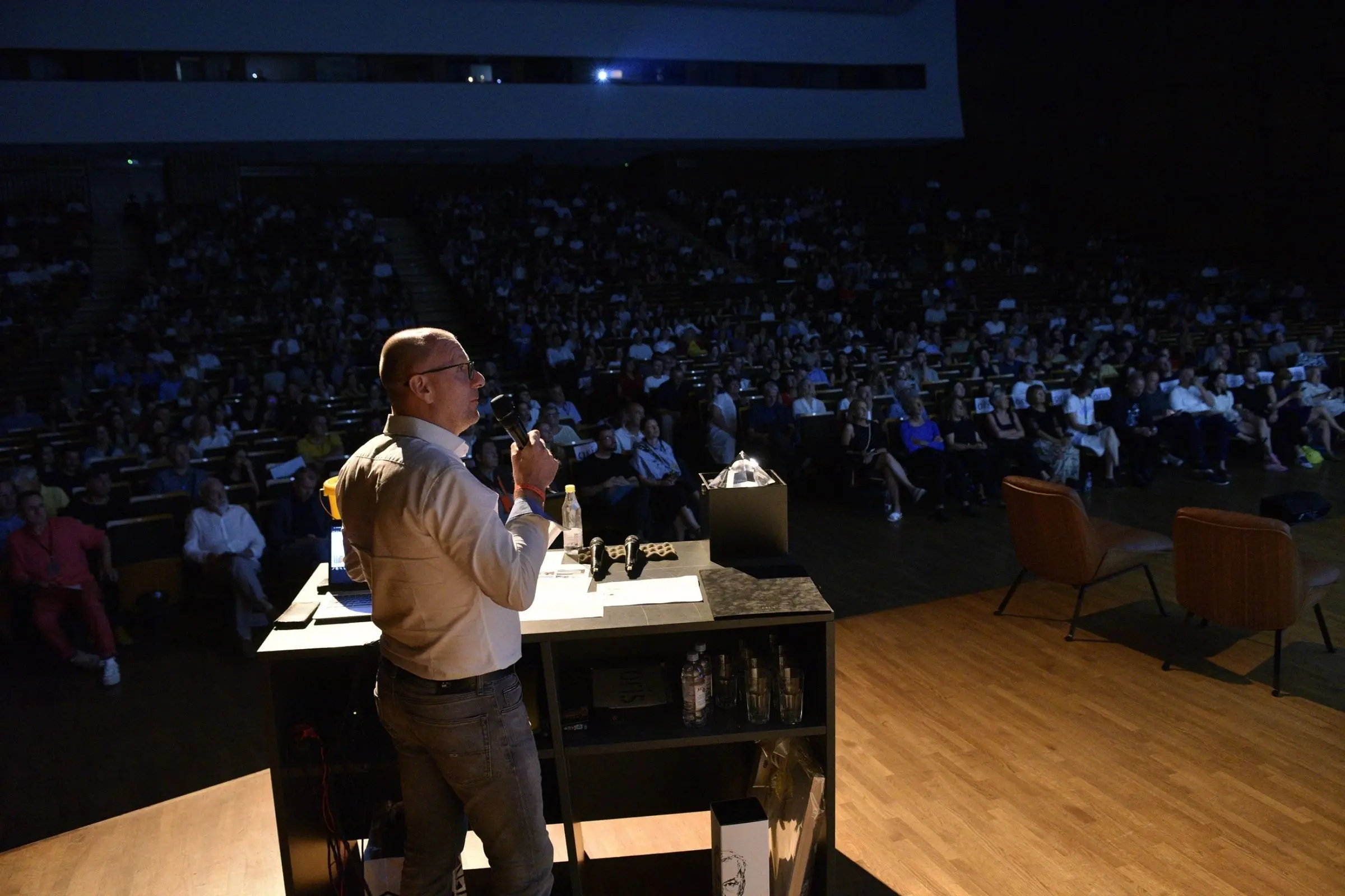 Govornik obraća se punoj dvorani na Days of Oris.
