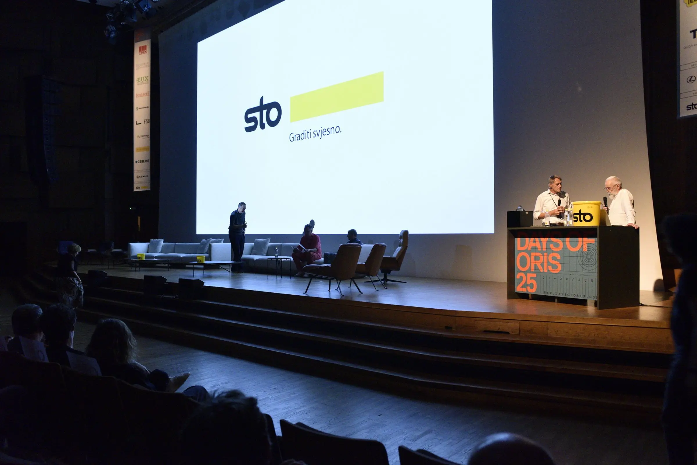 Sto logo na zaslonu, govornici na pozornici Days of Oris 25.
