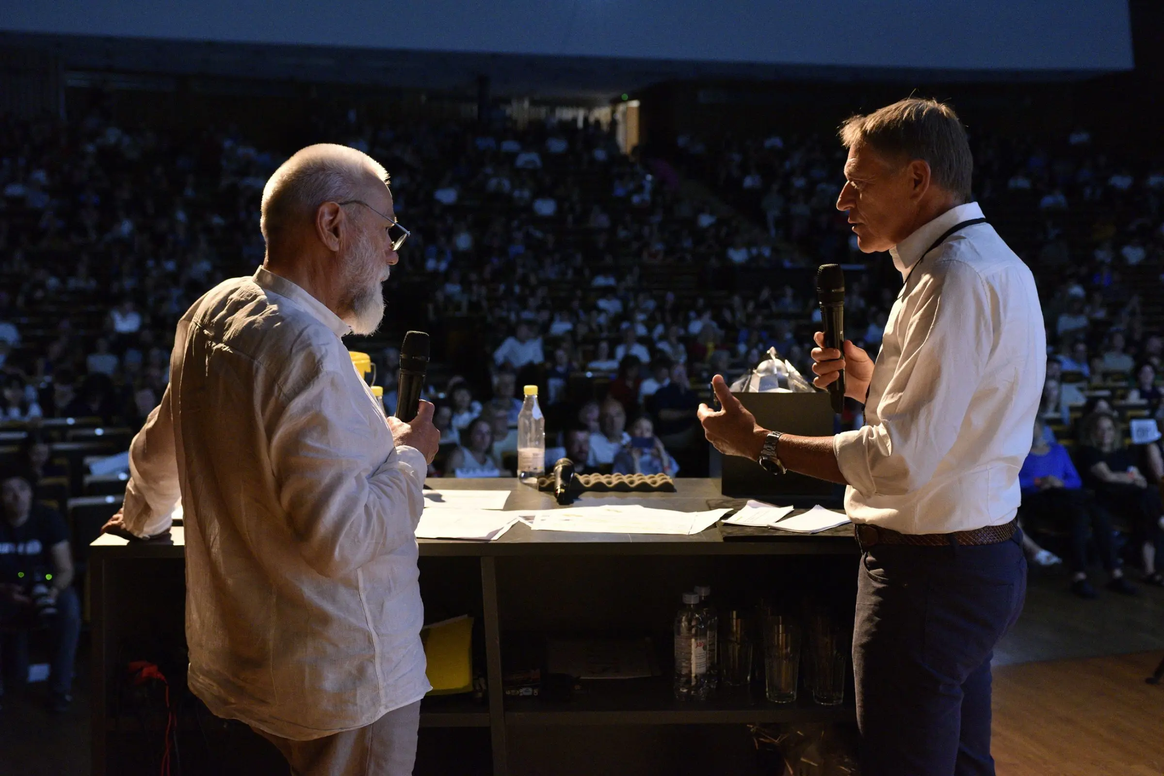 Dvojica govornika s mikrofonima raspravljaju pred punom dvoranom na Days of Oris.