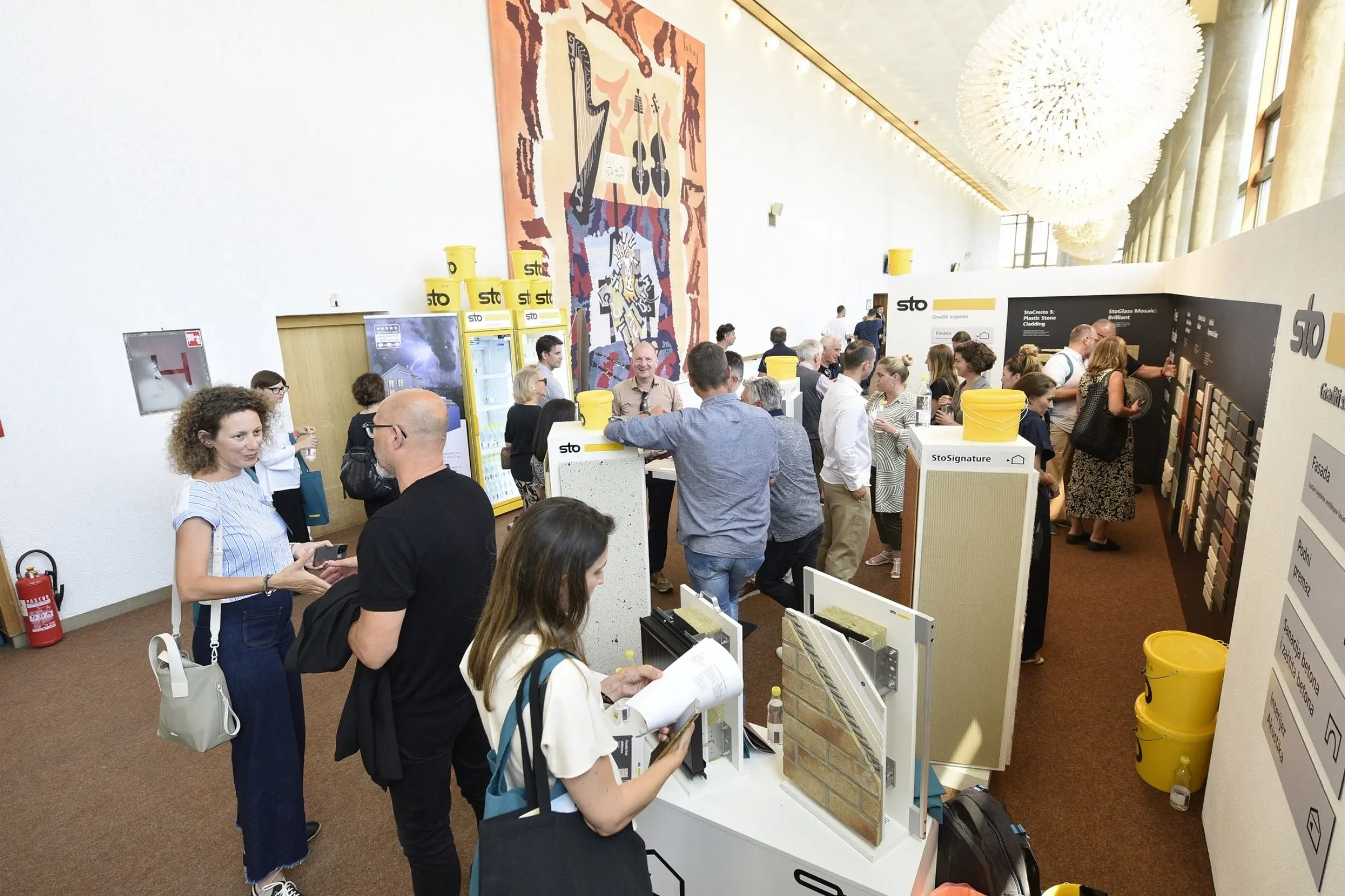 Posjetitelji razgledaju Sto izložbeni prostor na Days of Oris.