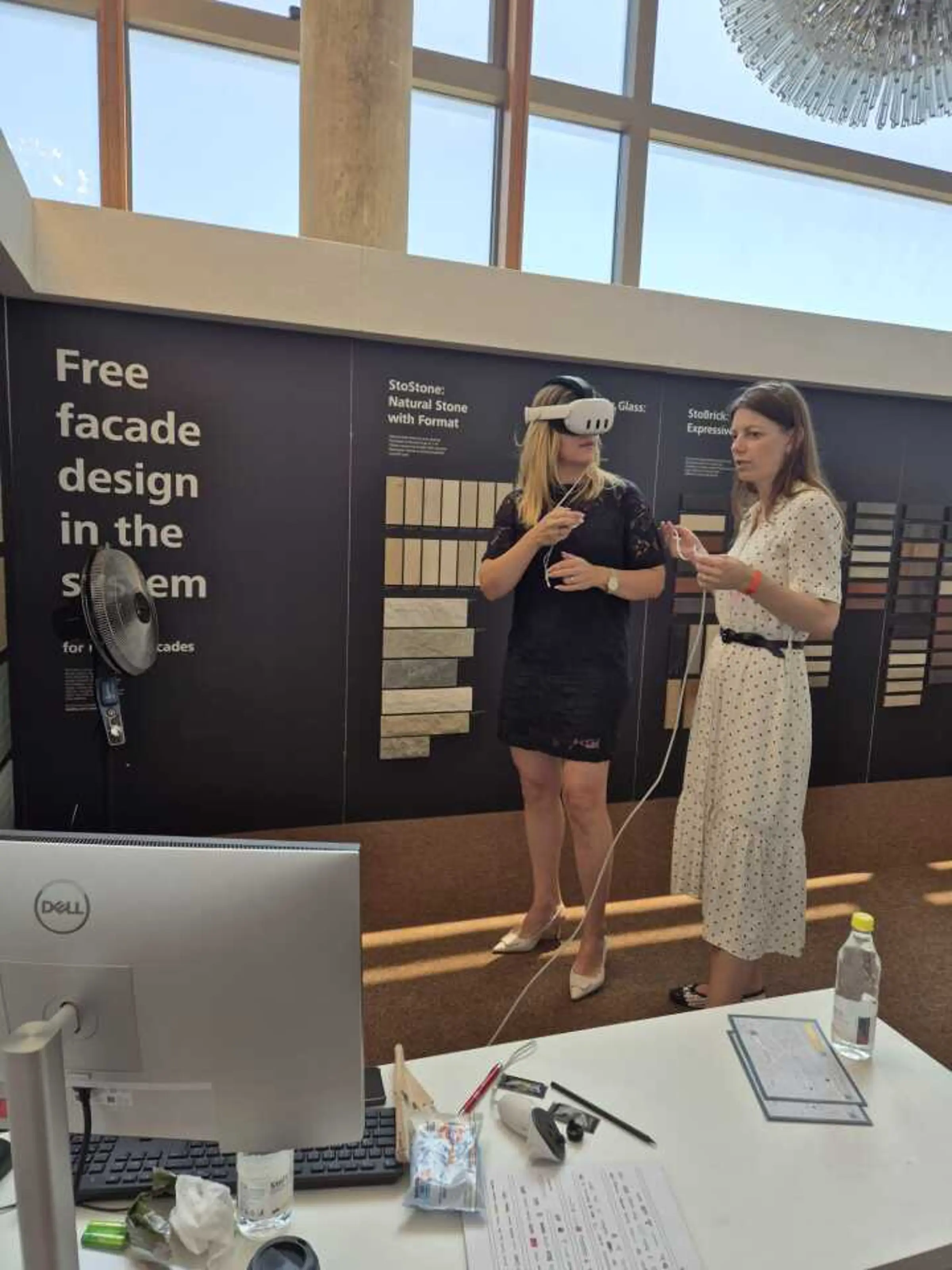 Posjetiteljica isprobava VR dizajn fasade na Sto štandu.