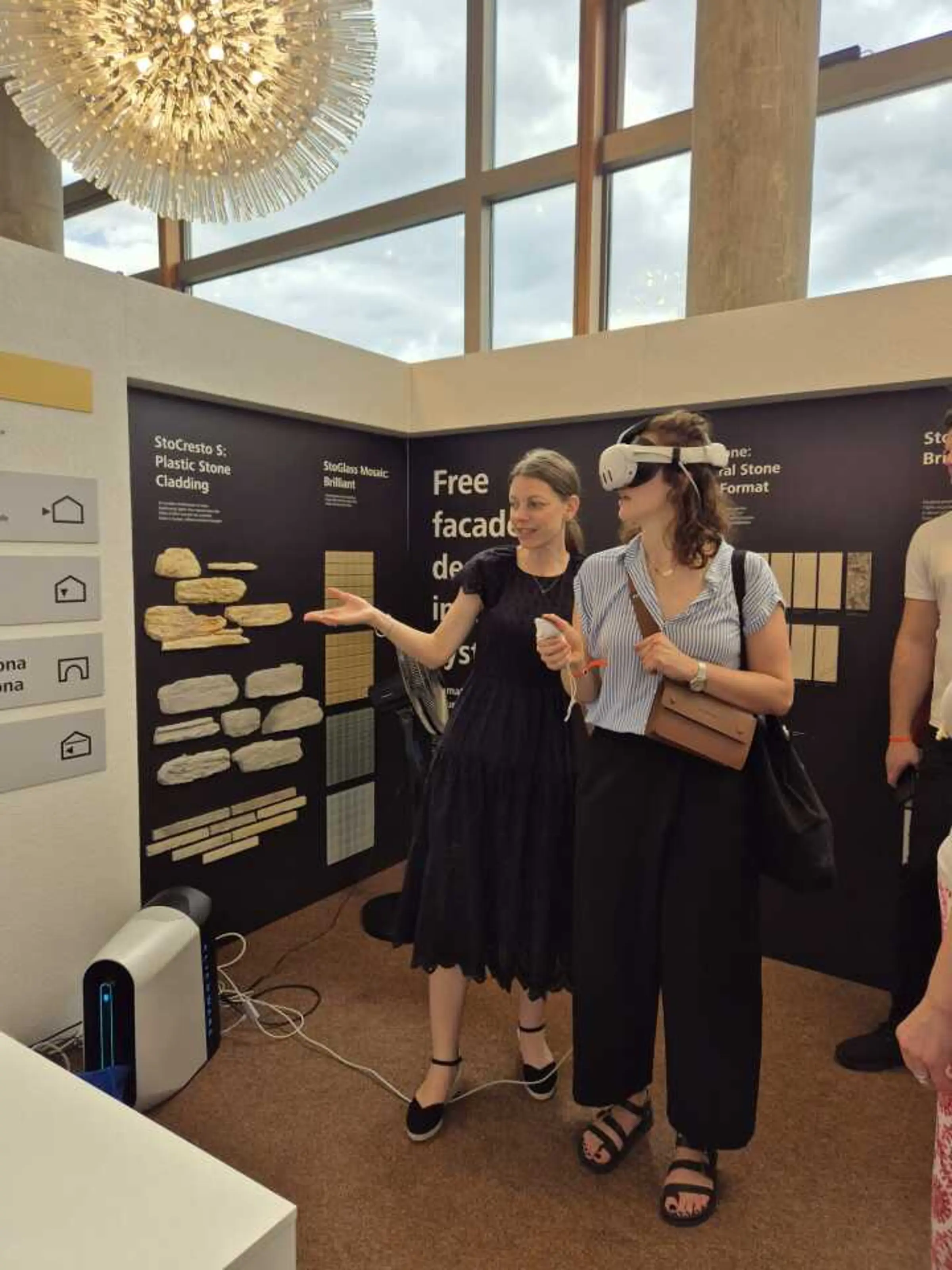 Posjetiteljica s VR naočalama istražuje dizajn fasade uz vodstvo Sto stručnjakinje.