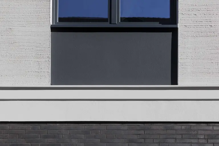 Oblikovanje fasade žbukom, fasadnom bojom, klinker pločicama i plastičnim fasadnim elementima u povezanim sustavima za vanjsku toplinsku izolaciju. 