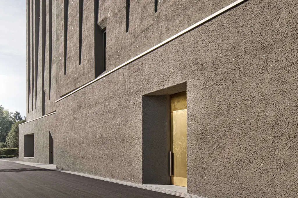 Oblikovanje fasada fasadnom žbukom: svjetlucava fasada s mineralnom završnom žbukom i staklom