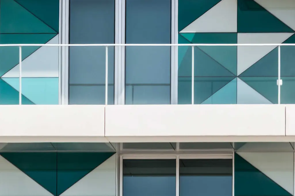 Oblikovanje moderne fasade staklom, staklena fasada sa sustavom ovješene ventilirane fasade poduzeća