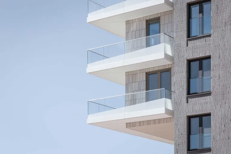 Raznovrsni fasadni materijali: izolirana fasada s kombinacijom klinker pločica i prirodnog kamena. 