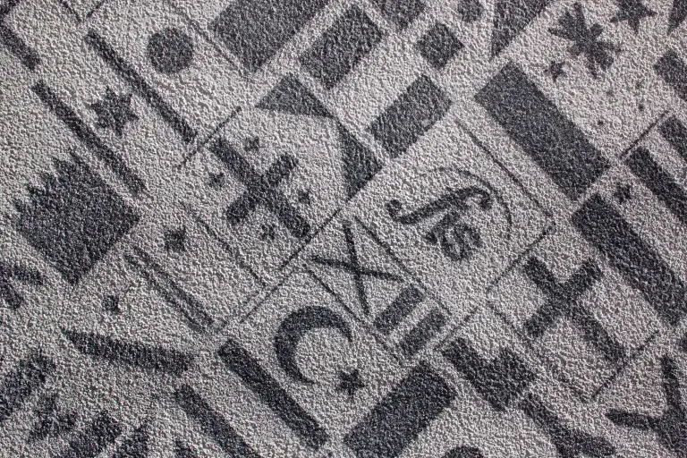 Fasadni materijali: bijelo-siva površina, struktura žbuke StoSignature, šablonska tehnika. 