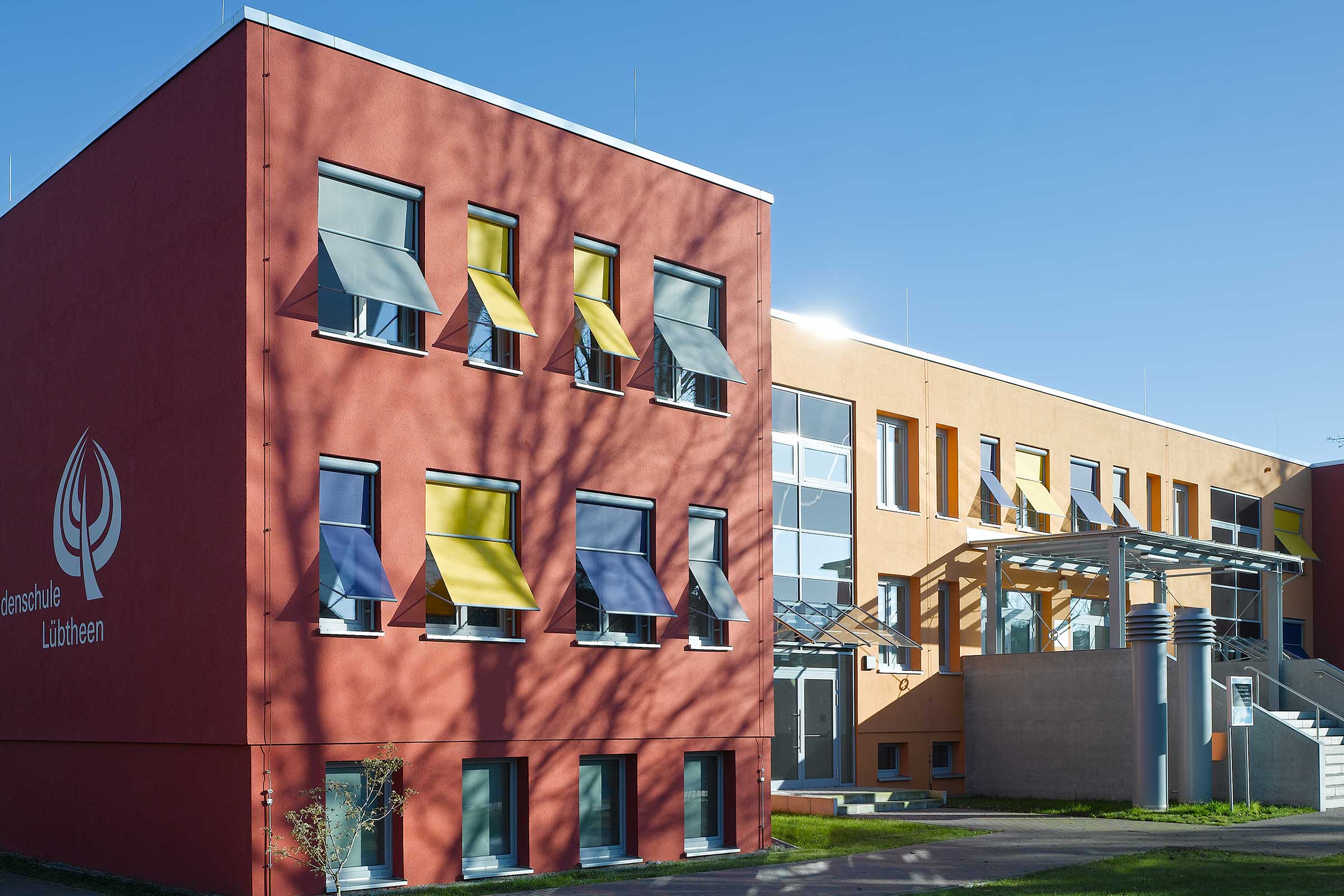 Fasadna boja: disperzivna boja StoColor Jumbosil u crvenoj i narančastoj nijansi na ETICS, Sto