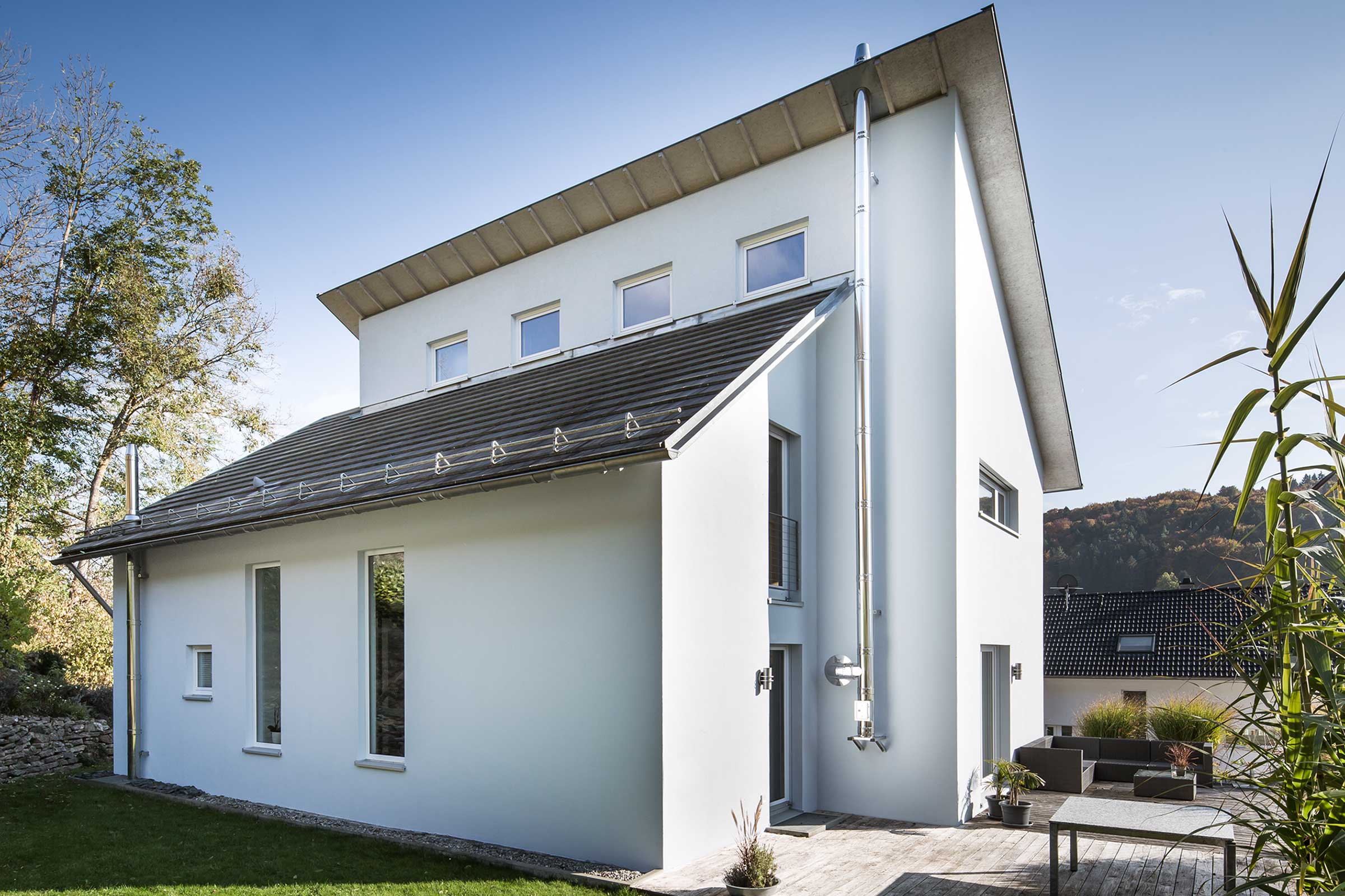 Fasadna boja u bijelom: kućna fasada premazana bijelom silikatnom fasadnom bojom StoColor Solical.