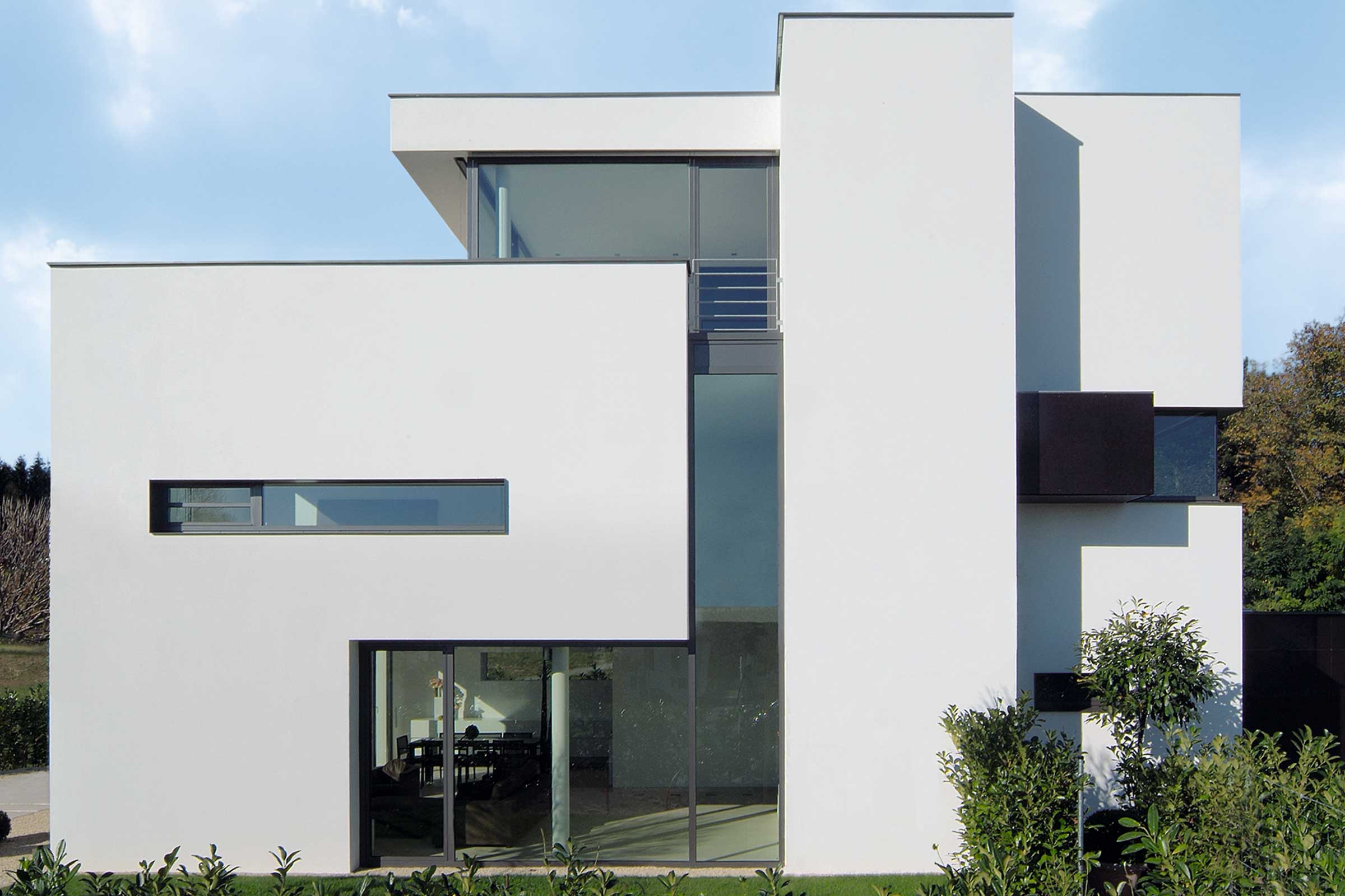 Fasadne boje: Boje od prave silikonske smole poduzeća Sto na bijeloj fasadi ETICS.