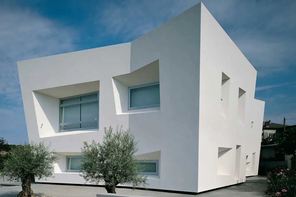 Fasadna žbuka StoLotusan® s tehnologijom Lotus-Effect® Technology: bijela fasada poslovne zgrade