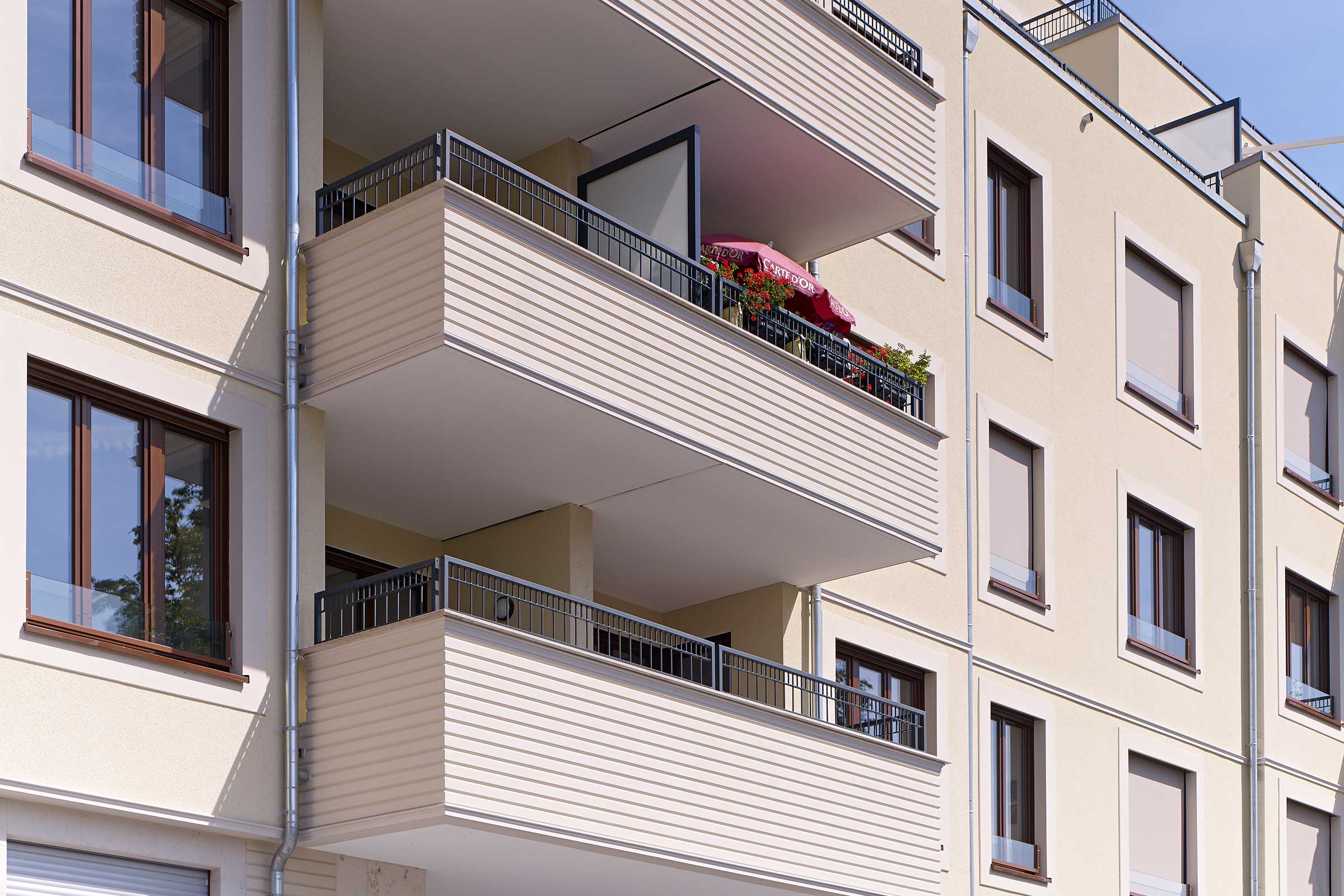 Žbukana fasada stambene i poslovne zgrade, bež grebana žbuka StoMiral Edelkratzputz