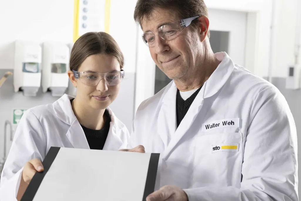 Razvoj perive boje StoColor PuraClean, 2 laboratorijska radnika poduzeća Sto