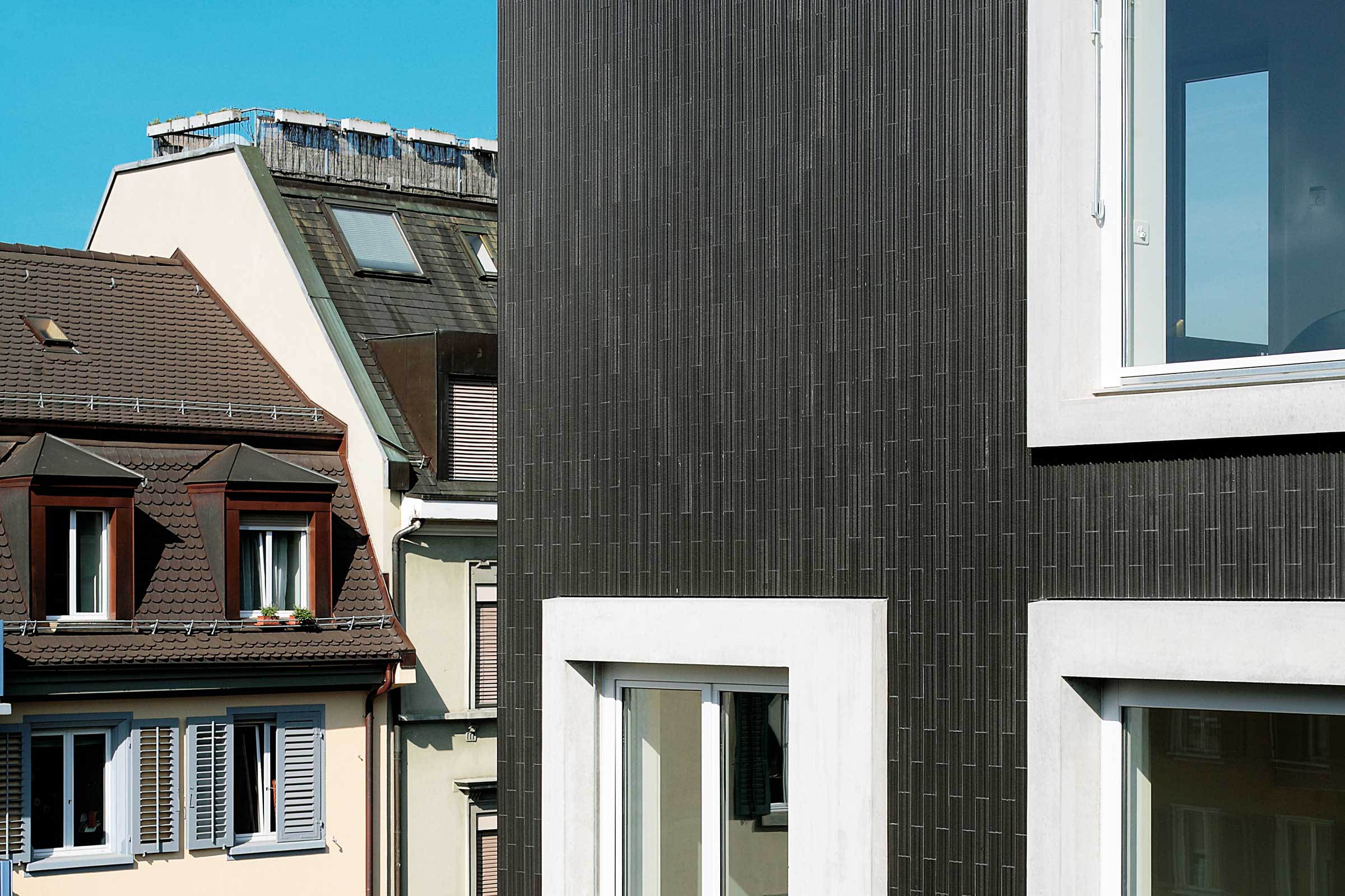 Ovješena ventilirana fasada s keramičkom oblogom: StoVentec C, višestambena zgrada s crnom fasadom