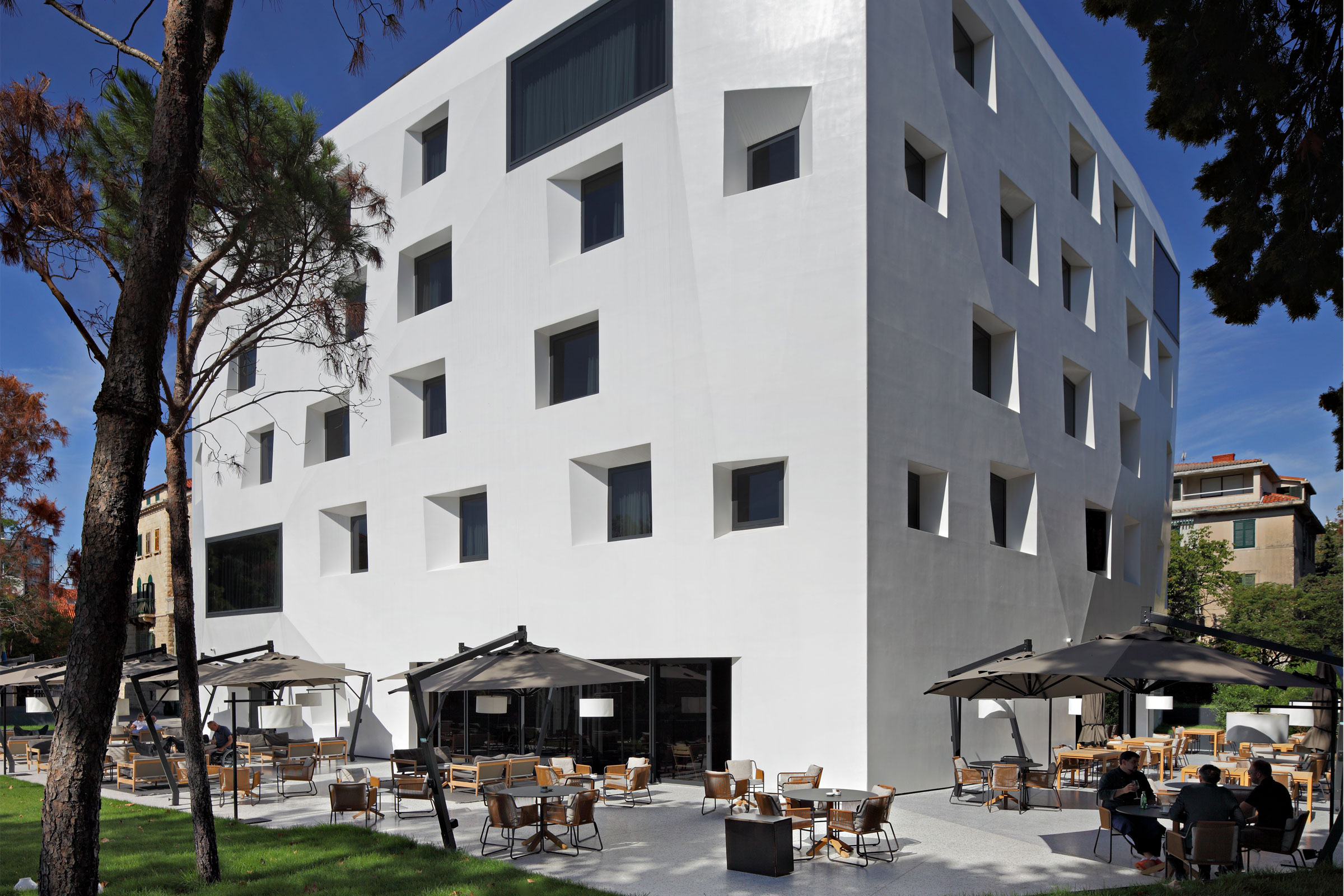 Nepravilne trokutaste pukotine na bijeloj ožbukanoj fasadi boutique hotela Briig u Splitu