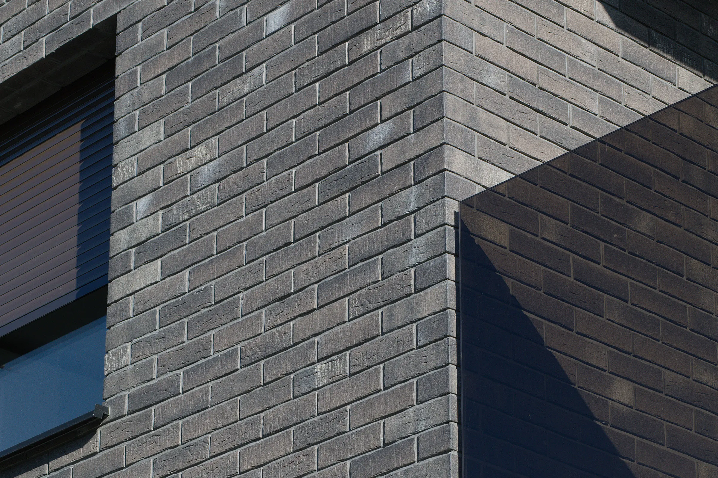 Stambeni kompleks, V.Gortana, Varazdin, Hrvatska,  Fasada od klinker opeke, detalj