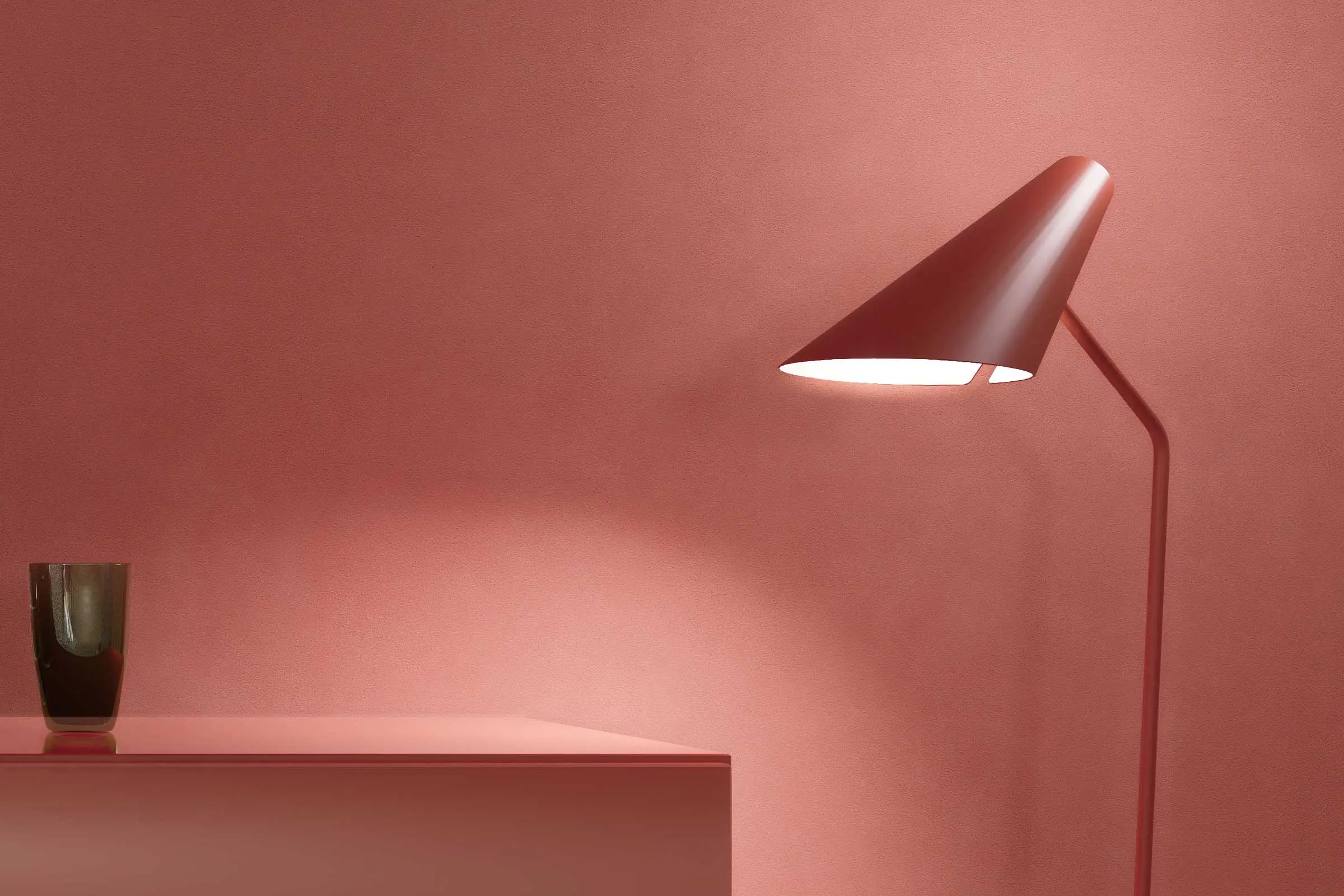 Dizajn zidova u blagovaonici 1, detalj svjetiljke pred crvenim zidom, nijanse palete Interior Colors