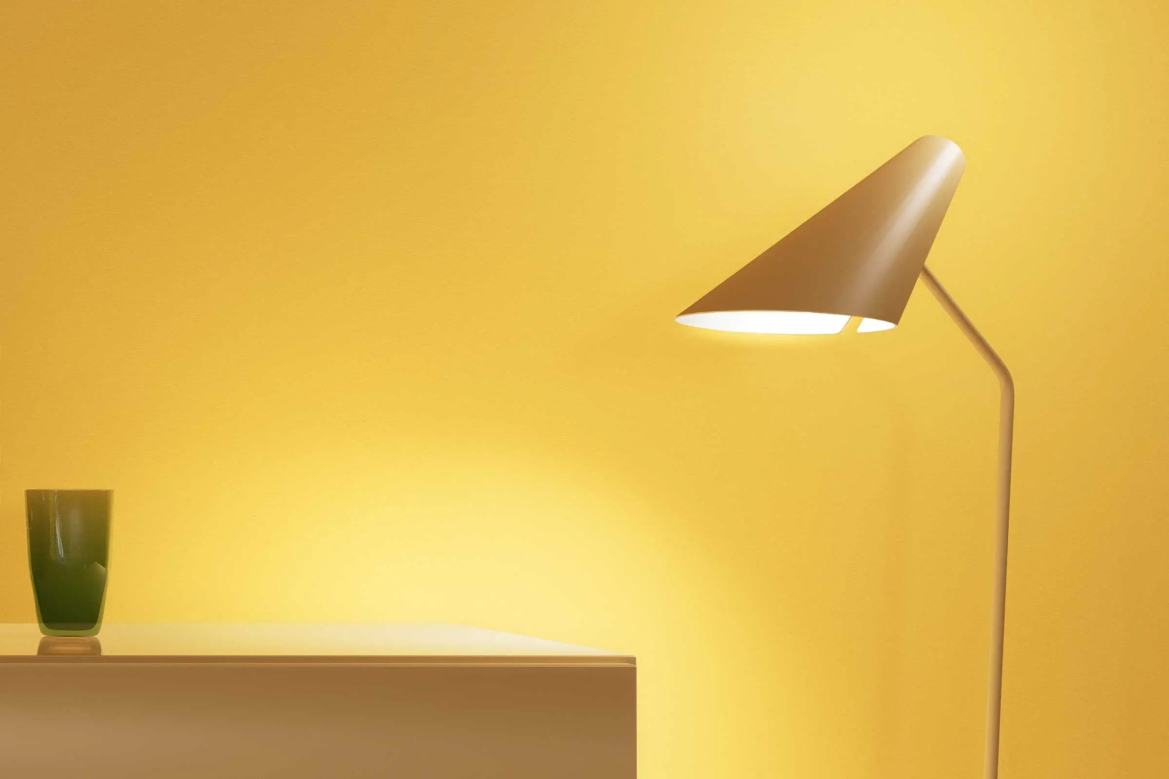 Dizajn zidova u blagovaonici, detalj svjetiljke pred žutom zidnom površinom, Interior Colors 24+