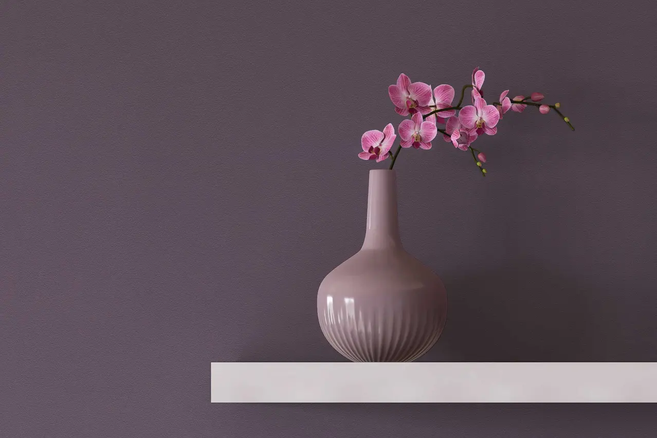 Dizajn zidova u spavaćoj sobi, polica s vazom, ljubičasti zid dizajniran pomoću palete Interior Colo