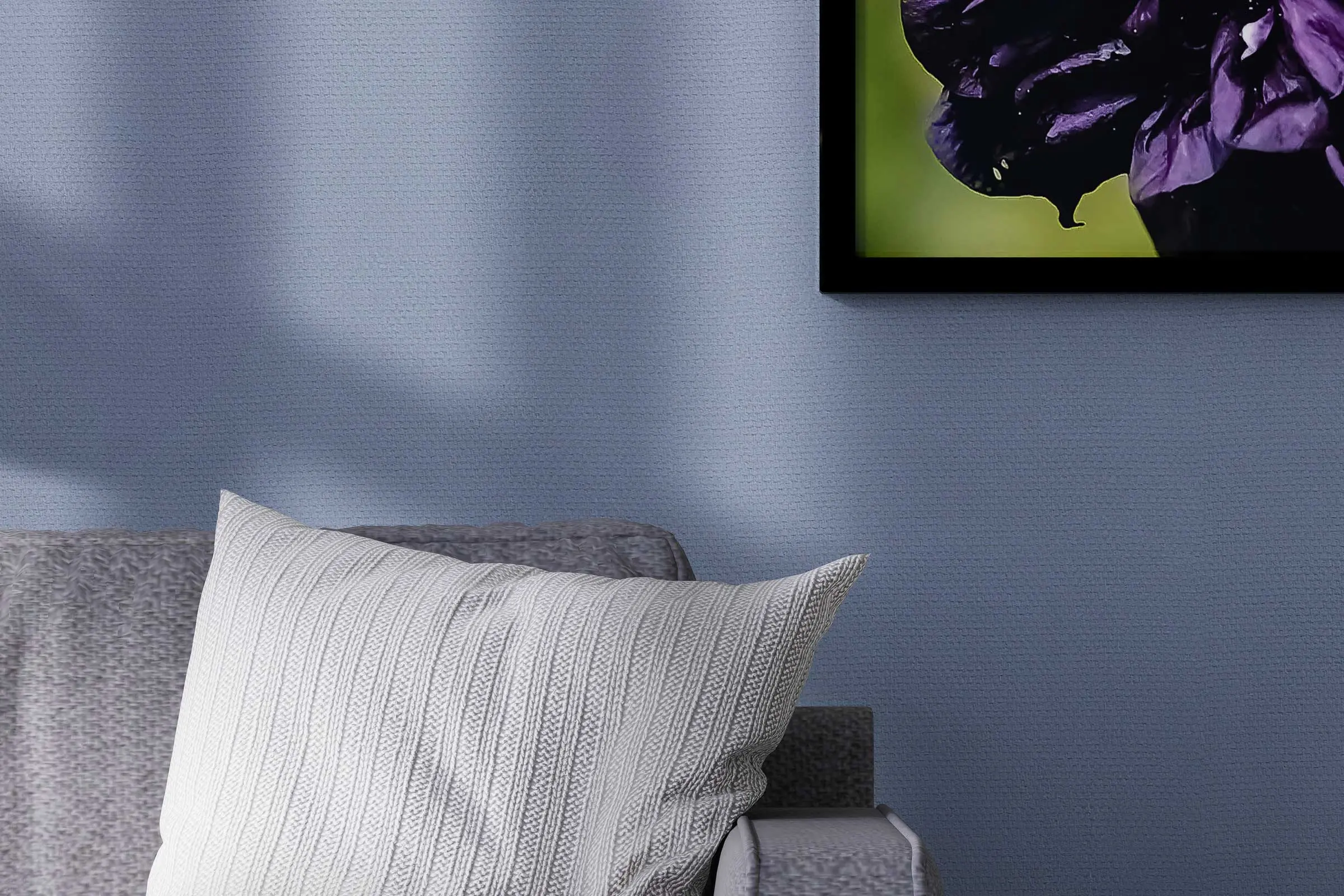 Dizajn zidova u spavaćoj sobi, detalj naslonjača s jastucima ispred plavog zida, Interior Colors 24+